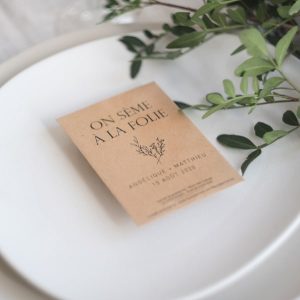 sachet de graines à planter pour cadeau des invités présenté dans une assiette